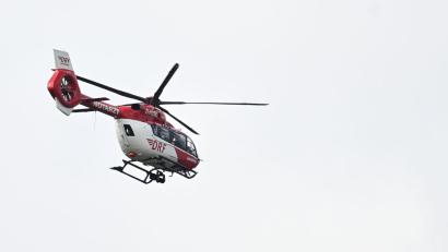 Bild: Bernd Weißbrod/dpa
Mit einem Hubschrauber wird das Mädchen in eine Klinik geflogen. (Symbolbild)