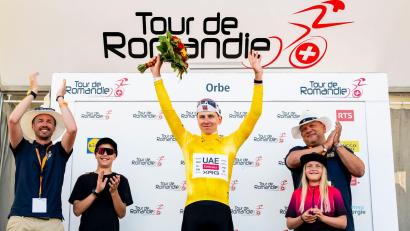 Bild: Jean-Christophe Bott/KEYSTONE/dpa
Tadej Pogacar führt die Gesamtwertung der Tour de Romandie weiter an.