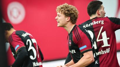 Bild: Daniel Karmann/dpa
Piet Scobel beim Torjubel. Der 1. FC Nürnberg setzt auch in Zukunft auf den Stürmer. (Archivbild)