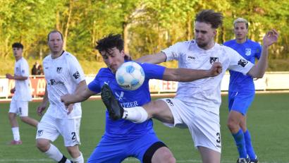 Bild: Hans Mark
Max Kauz (rechts/weißes Trikot) fährt mit dem 1. FC Schwarzenfeld am Sonntag zum FC Thalmassing. Christian Weiß (blaues Trikot) und der SV Schwarzhofen sind in Wenzenbach zu Gast.