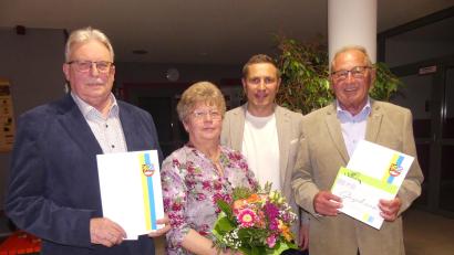 Bild: rn
Mit Dankurkunden verabschiedete Bürgermeister Marcus Gradl die Stadträte Udo Müller (links) und Klaus Lehr in den kommunalpolitischen Ruhestand. Über Blumen freute sich Annemarie Müller.