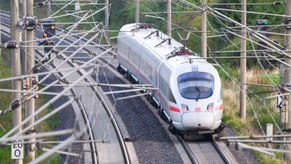 Bild: Julian Stratenschulte/dpa
Für den Fernverkehr der Bahn gibt es eine neue Fahrscheinvariante. (Symbolbild)