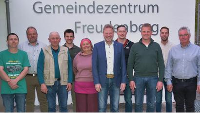 Bild: sche
Ausscheidende Mitglieder des Gemeinderates Freudenberg mit 3. Bürgermeister Christian Drexler (2. v. links): Florian Kraus, Franz Weiß, Wolfgang Peter, Astrid Knab, Bürgermeister Alwin Märkl, Alexander Freller, Peter Göbl, Johannes Greß und Benno Schißlbauer (v. l.).