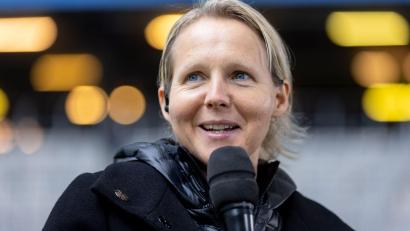 Bild: Philipp Szyza/dpa
Fans hören dank eines Funkmikrofons, was Werder-Trainerin Friederike Kromp während des Spiels gegen den 1. FC Köln sagt. (Archivbild)