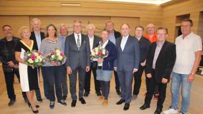 Bild: Konrad Rosner
Eine ganze Reihe von Stadträte wurden in Tirschenreuth verabschiedet. Von links: Franz Heinrich, Gabriele Landgraf, Hans Gmeiner, Doris Schön, Konrad Zant, Franz Stahl, Peter Gold, Angelika Brunner, Norbert Schuller, Manfred Zandt, Wolfgang Stangl, Gunar Prauschke, Konrad Schedl und Hans Zölch.