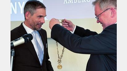 Bild: Stephan Huber
Michael Cerny übergibt die Amtskette an Michael Fritz.