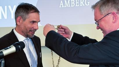 Bild: Stephan Huber
Michael Cerny übergibt die Amtskette an Michael Fritz.