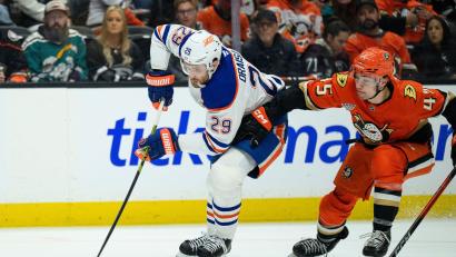 Bild: Kyusung Gong/AP/dpa
Draisaitl (links) kam rechtzeitig für die Playoffs aus einer Verletzungspause - und hatte doch das Nachsehen. (Archivfoto)