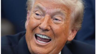 Bild: Alex Brandon/AP/dpa
US-Präsident Trump kündigt eine Zollerhöhung für die EU an.