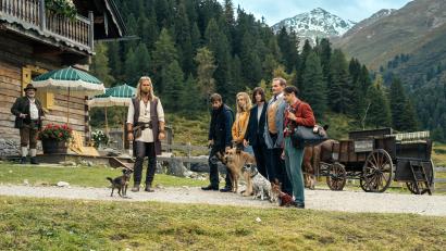 Bild: Stephan Rabold/Netflix/dpa
Rúrik Gíslason, Kerim Waller, Anna Herrmann, Alexandra Maria Lara, Devid Striesow und Doga Gürer in einer Szene des Films „Eat Pray Bark – Therapie auf 4 Pfoten“.