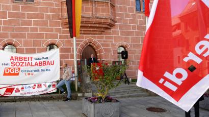 Bild: mfh
Umrahmt von Bannern und Fahnen der Gewerkschaften forderte Alexander Gröbner, Geschäftsführer des Verdi-Bezirks Oberpfalz, Politik und Wirtschaft auf, die Interessen der Beschäftigten in den Mittelpunkt zu rücken.