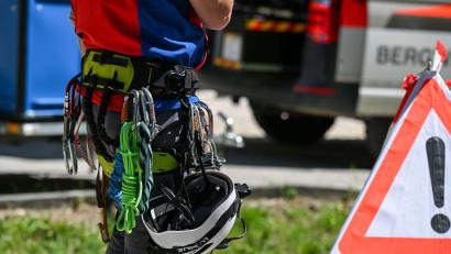 Bild: Marius Bulling/dpa
Die Begleiter des Mannes und die Tour-Guides konnten die Höhle nach einem aufwendigen Rettungseinsatz verlassen.