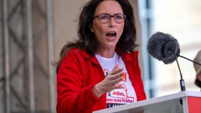 Bild: Pia Bayer/dpa
DGB-Chefin Fahimi warnte vor einem „Rentenklau“.