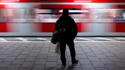 Bild: Sven Hoppe/dpa
Geduld war auch 2025 wieder bei vielen Fahrgästen der Münchner S-Bahn gefragt. (Archivbild)