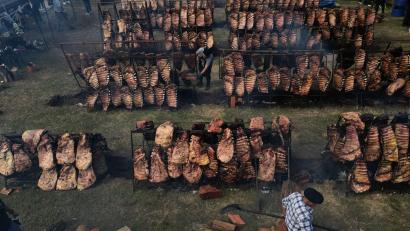 Bild: Natacha Pisarenko/AP/dpa
Rippengrillen in Argentinien