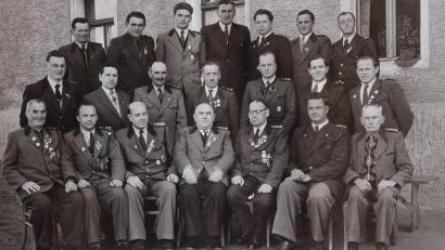 Bild: Sportschützengrenzgau/exb
Am 28. Oktober 1955 trafen sich alle Sportleiter bei einer Herbsttagung des Sportschützengrenzgaus im Gasthaus Wienerhof in Eslarn. Vorne in der Mitte sitzt der Gründer des Sportschützengrenzgaus, Ehrenbundesschützenmeister Hans Löffelmann. Gauschützenmeister war damals Alois Zilbauer (Dritter von links). Dahinter sind 16 der insgesamt 18 Schützenmeister und Funktionäre der zugehörigen Vereine.
