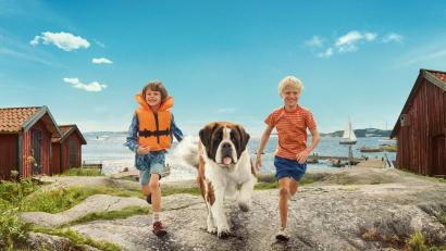 Bild: Petrus Sjövik/ZDF/SF Studios/dpa
Die neue schwedische sechsteilige Serie „Unsere Ferien auf Saltkrokan“ nach Astrid Lindgren kommt im ZDF: Szene mit Tjorven (Vega Åhman, l.), Pelle (Elton Larsson, r.) und Hund Bootsmann.