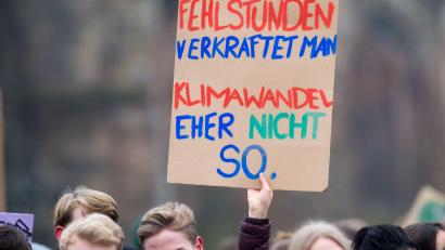Bild: Klaus-Dietmar Gabbert/dpa-Zentralbild/ZB
2019 gingen regelmäßig tausende Schülerinnen und Schüler für Fridays For Future auf die Straße. (Archivbild)