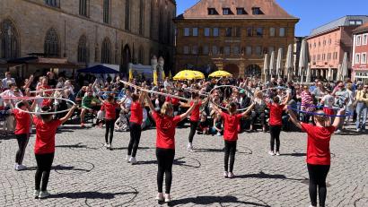 Bild: mma
Voll besetzt ist der Amberger Marktplatz bei der Mai-Kundgebung. Kinder vom SV Inter Bergsteig unterhalten mit sportlichen Einlagen.