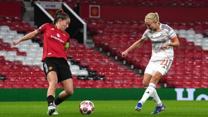 Bild: Martin Rickett/PA Wire/dpa
Schießt sie die Bayern in das Champions-League-Halbfinale? Stürmerin Pernille Harder (rechts). (Archivbild)