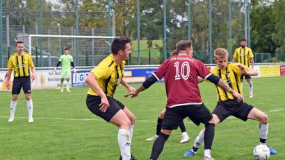 Archivbild: Gebert
Nachdem der Rückzug von Tabellenführer SV Poppenreuth jetzt amtlich ist, gewinnt die Partie am Sonntag zwischen dem Zweiten VfB Arzberg und dem Dritten FC Tirschenreuth noch mehr an Bedeutung. Das Hinspiel (Szene) gewann der FC (gelb-schwarze Trikots) mit 5:0.