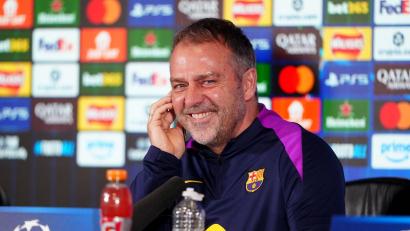 Bild: Owen Humphreys/PA Wire/dpa
Kurz vorm Titel und einem neuen Vertrag: Hansi Flick hat gut lachen. (Archivfoto)