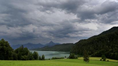 Bild: Karl-Josef Hildenbrand/dpa
Am Weißensee ist ein Wanderer im steilen Felsgelände verunglückt. (Symbolbild)