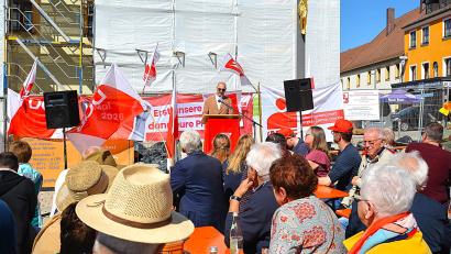 Bild: fdl
Bei strahlendem Sonnenschein war der Marktplatz zur Kundgebung gut gefüllt.
