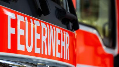 Symbolbild: Soeren Stache/dpa
Aktuell kämpfen Einsatzkräfte im Landkreis Schwandorf gegen ein Feuer.