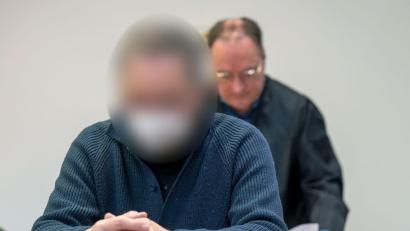 Bild: Peter Kneffel/dpa
Der Angeklagte, der sein Gesicht mit einer Maske verdeckte, hat die Taten gestanden.