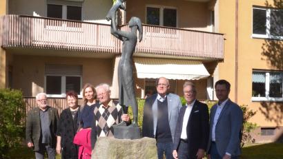 Bild: Kunz
Die Skulptur "Frau mit Kind" steht wieder an ihrem Platz. Darüber freuen sich Ludwig Kreutzer, Petra Vorsatz, MdL Laura Weber, Bürgermeister Lothar Höher, Bürgermeister Reinhold Wildenauer und Stadtrat Christoph Skutella (von links).