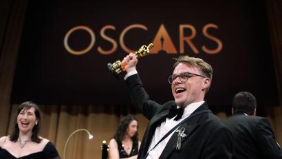 Bild: John Locher/Invision/dpa
Der Oscar, den Talankin hier voller Stolz in die Luft hält, ging auf dem Weg nach Frankfurt verloren. (Archivbild)