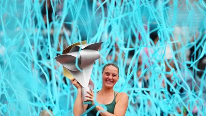 Bild: Manu Fernandez/AP/dpa
Überglücklich im Konfettiregen: Marta Kostjuk nach ihrem Finaltriumph in Madrid.