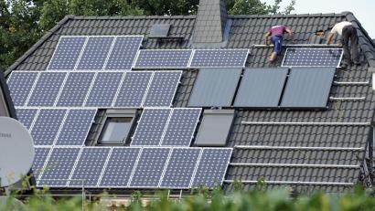 Bild: Rainer Jensen/dpa
Der Bau von neuen Solaranlagen stockt - vor allem im Privatbereich. (Archivbild)