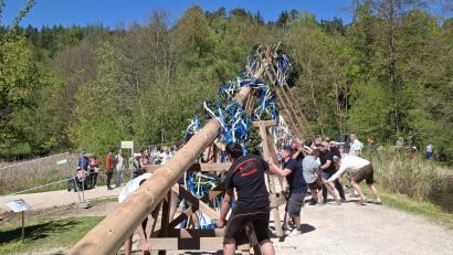 Bild: jua
Die freiwillligen Helfer der Dorfvereine gaben sich beim Maibaum aufstellen im Freilandmuseum Neusath größte Mühe.