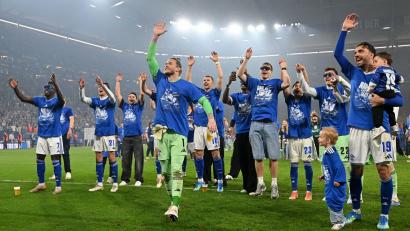 Bild: Bernd Thissen/dpa
Grenzenloser Jubel bei Bundesliga-Rückkehrer FC Schalke 04.