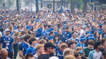 Bild: Benjamin Westhoff/dpa
Schalke-Fanmarsch zum Stadion
