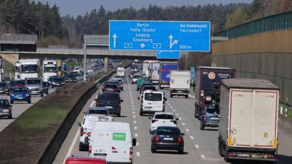 Bild: Bodo Schackow/dpa
Auf vielen Autobahnen, wie hier auf der A9, herrschte am Donnerstagnachmittag reger Verkehr.