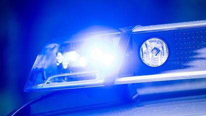 Bild: Lino Mirgeler/dpa
Der Mann wurde im Auto eingeklemmt und starb noch an der Unfallstelle. (Symbolbild)