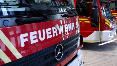 Bild: Sven Hoppe/dpa
Die Feuerwehr musste den Dachstuhl mit einem Bagger abtragen, um den Brand zu kontrollieren. (Symbolbild)