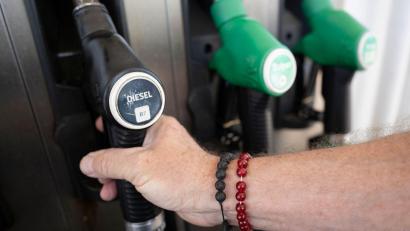 Bild: Marijan Murat/dpa
Um knapp 17 Cent sank die Steuer auf Benzin und Diesel - komplett ist dies bisher nicht an den Zapfsäulen angekommen. (Archivbild)