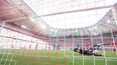Bild: Harry Langer/dpa
Heidenheims Schockmoment: Der Schuss von Bayern-Star Michael Olise prallt vom Pfosten an den Rücken von Torwart Diant Ramaj und kullert über die Linie.