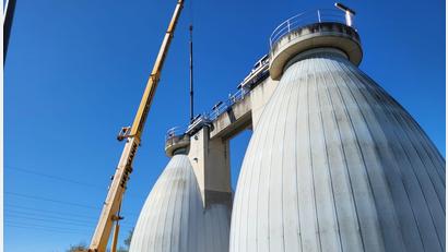 Bild: Johann Fleischmann
Ein Kran hob den Mischer aus dem Faulturm der Verbandskläranlage Schwandorf-Wackersdorf. Die Sanierung der beiden Türme wird sich bis Ende des nächsten Jahres hinziehen.