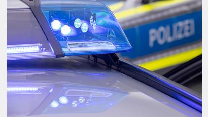 Bild: Daniel Karmann/dpa
Die Polizei klärt noch, weshalb sich der Lastwagen überschlagen hat. (Symbolfoto)