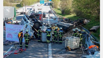 Bild: Lars Haubner/NEWS5/dpa
Rettungskräfte sind vor Ort an der Unfallstelle.