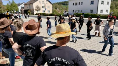 Bild: Ina Piehler
Line-Dance-Flashmob in Freudenberg. Am Dorfplatz kamen die Tänzerinnen und Tänzer zusammen.