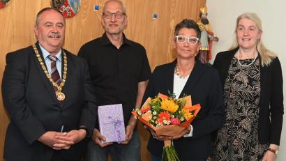 Bild: Gerhard Franz
Peter Dotzler (l.) verabschiedete als letzte Amtshandlung die ausgeschiedenen Gemeinderäte Christine Sabisch (2.v.r.) und Hans-Jürgen Zintl (2.v.l.) und überreichte anschließend seine Amtskette an die neue Bürgermeisterin Susanne Lindner (r.).