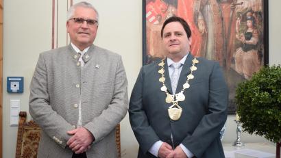 Bild: bnr
Nach zwölf Jahren als Bürgermeister der Stadt Pfreimd übergibt Bürgermeister Richard Tischler (links) sein Amt an seinen Nachfolger Florian Reger (rechts).