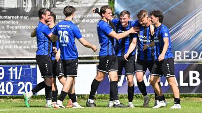 Bild: Sportfoto Zink
Die SpVgg SV Weiden durfte auch in Kornburg jubeln. Christoph Fenninger (Zweiter von rechts) traf kurz vor Schluss zum 1:1.