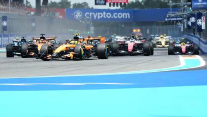 Bild: Lynne Sladky/AP/dpa
Lando Norris im McLaren lässt die Konkurrenz hinter sich.